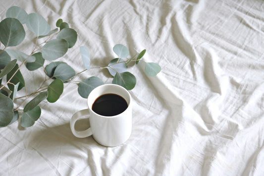 Koffie bij je ochtendroutine met een daglichtlamp